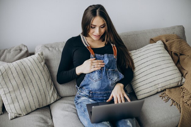 Mujer embarazada, utilizar, computadora, en casa