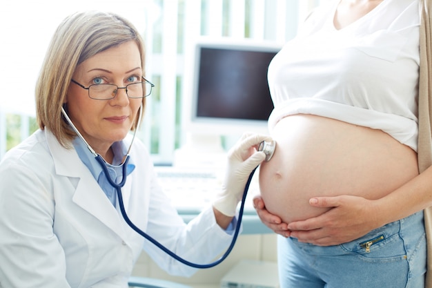 Mujer embarazada visitando al médico