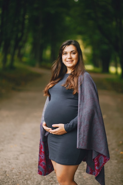 una mujer embarazada