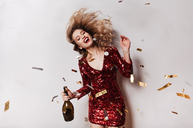 Foto gratuita mujer emocionada agitando su cabello mientras baila en la fiesta