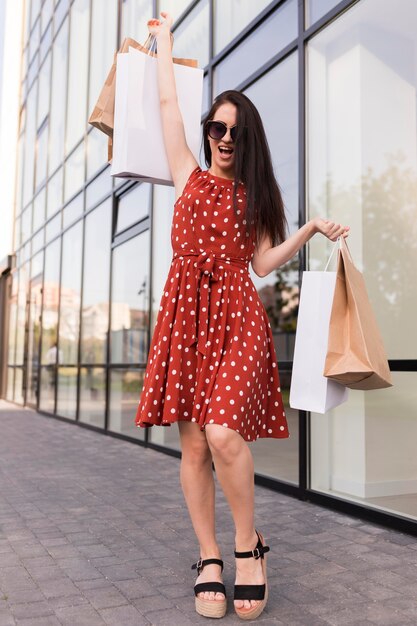 Mujer emocionada con bolsas concepto de compras de viernes negro