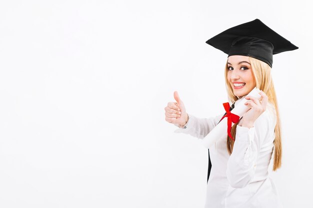 Mujer emocionada con diploma de papel en blanco