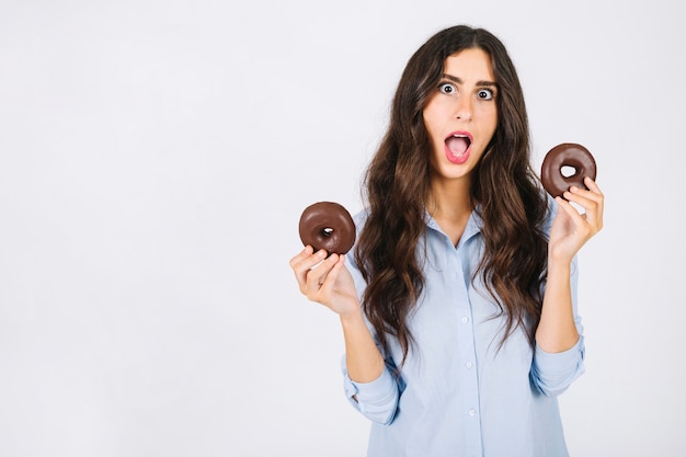 Foto gratuita mujer emocionada con donuts