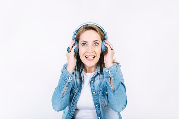 Mujer emocionada escuchando música