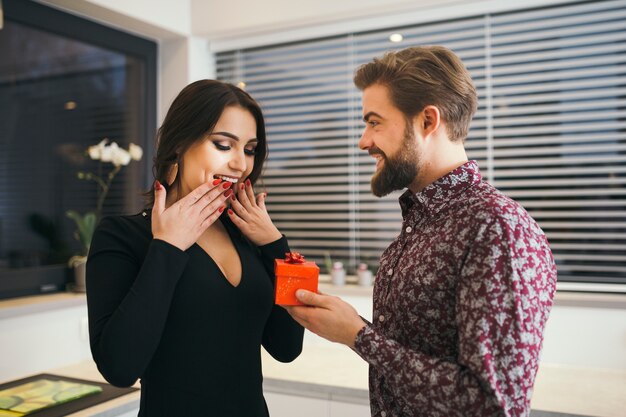 Mujer emocionada feliz con sorpresa de novio