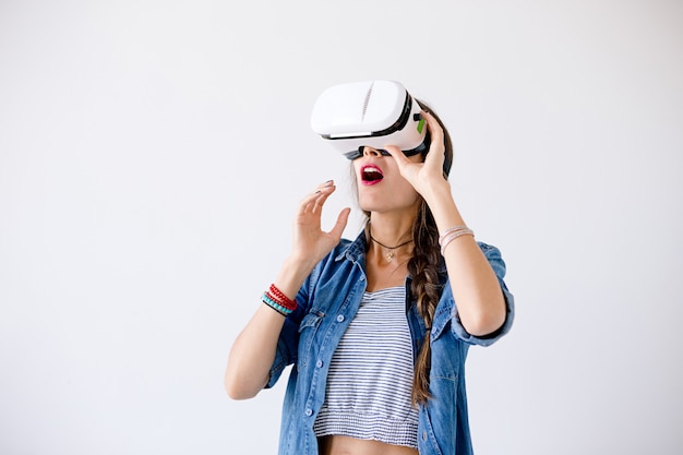 Mujer emocionada con gafas de realidad virtual