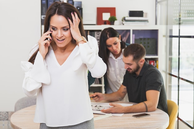 Foto gratuita mujer emocionada hablando por teléfono