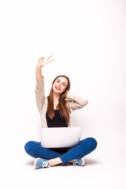 Foto gratuita mujer emocionada con portátil disfrutando del éxito en blanco