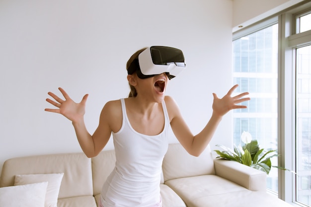 Mujer emocionada que usa gafas VR por primera vez.