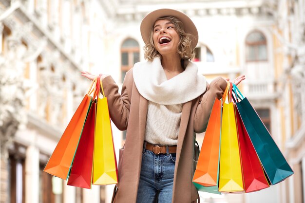 Mujer emocionada de tiro medio comprando