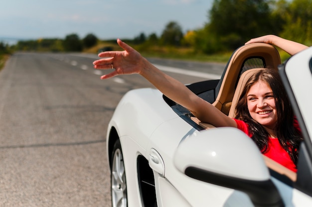 Foto gratuita mujer emocionada viajando cerca