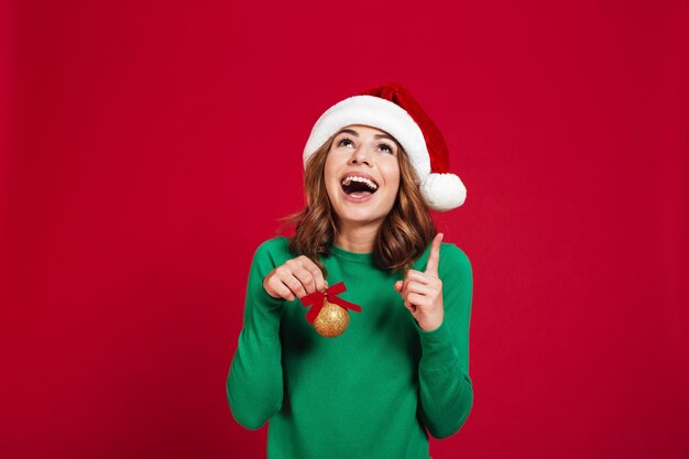 Mujer emocional con sombrero de santa navidad