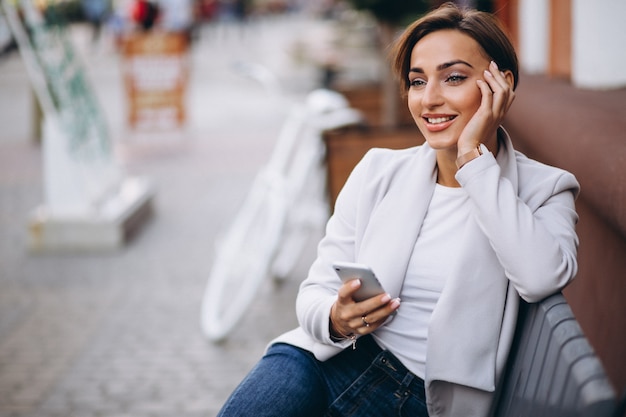 Mujer con emociones hablando por teléfono