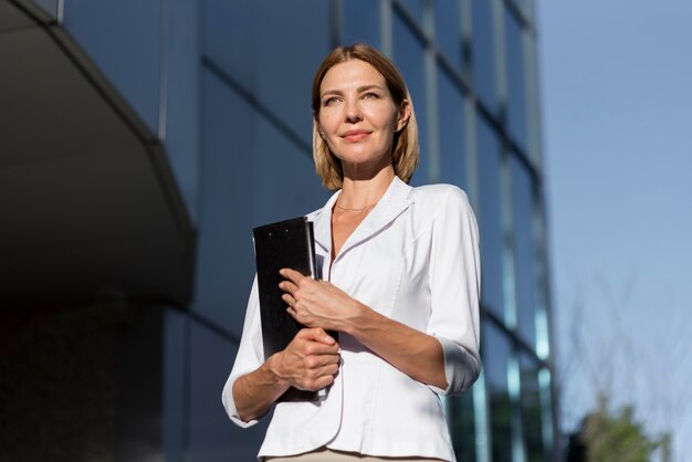 Mujer emprendedora segura de ángulo bajo