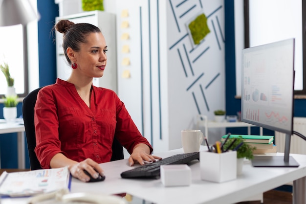 Mujer emprendedora trabajando en experiencia financiera