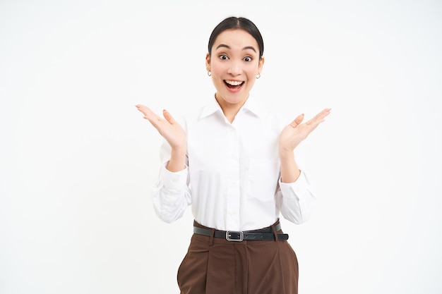 Mujer empresaria entusiasta aplaude manos jefa aplaudiendo sonriendo complacido de pie sobre blanco