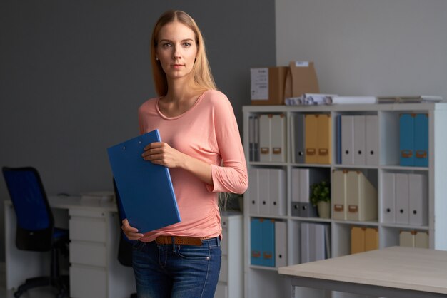 Mujer empresaria posando con carpeta de documentos