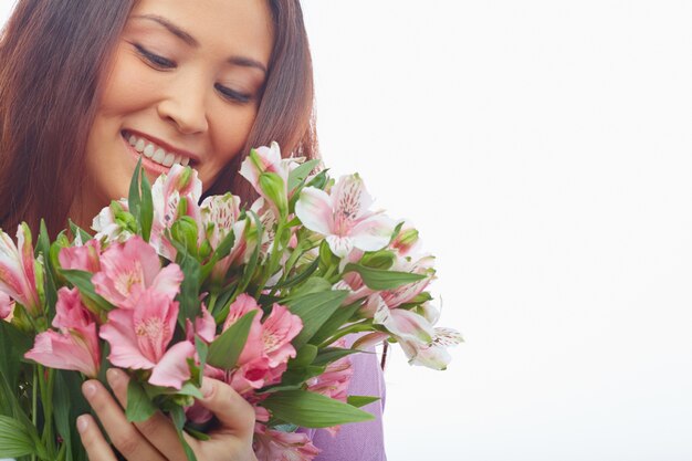 Mujer enamora de su ramo de flores