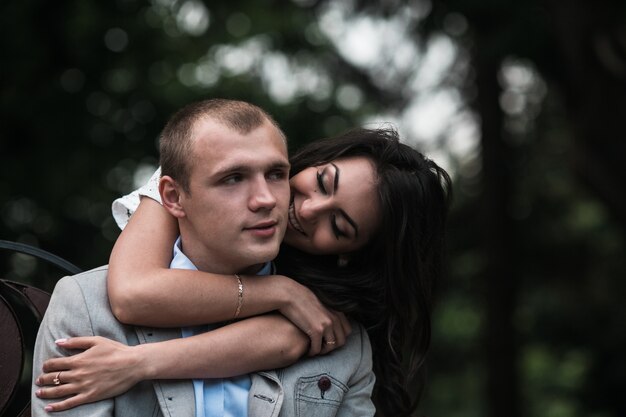 Mujer enamorada abrazando a su novio