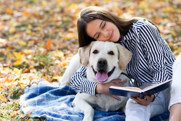 Mujer enamorada de su labrador