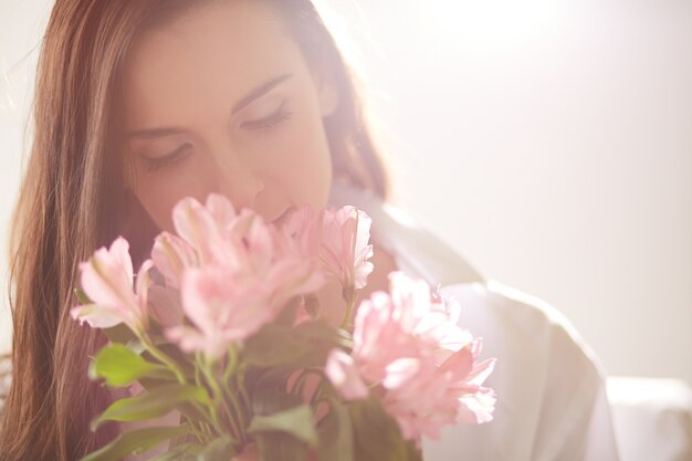 Mujer enamorada sujetando un ramo de flores