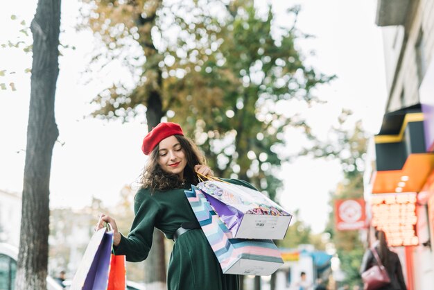 Mujer encantada con bolsas de compras en la calle