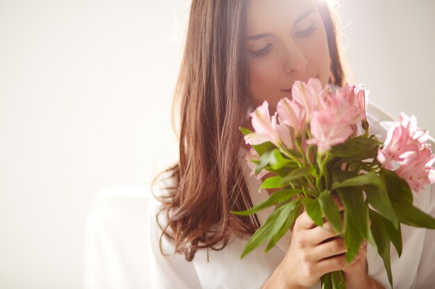 Mujer encantada con sus flores