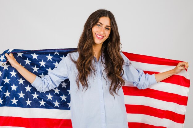Mujer encantadora con la bandera de Estados Unidos