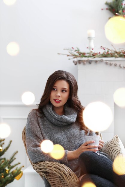 Mujer encantadora en casa en Navidad