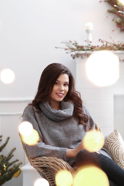 Mujer encantadora en casa en Navidad