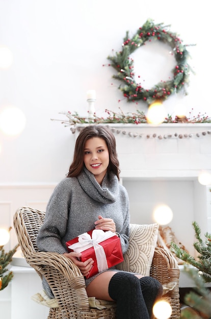 Mujer encantadora en casa en Navidad