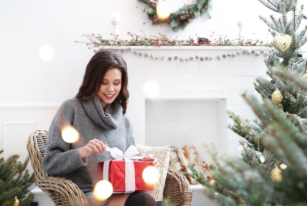 Mujer encantadora en casa en Navidad