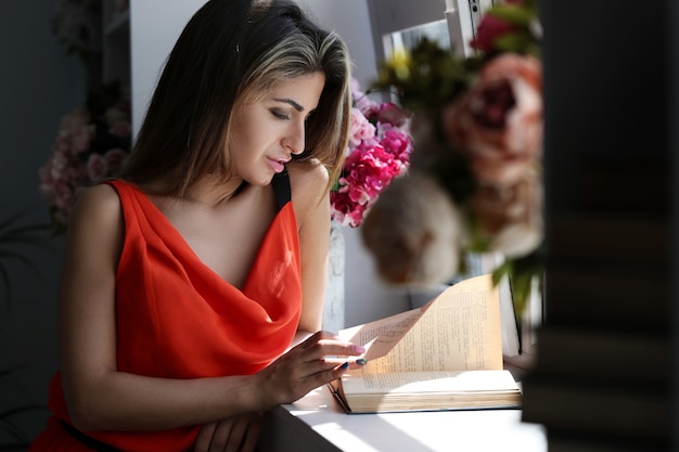 Mujer encantadora en casa