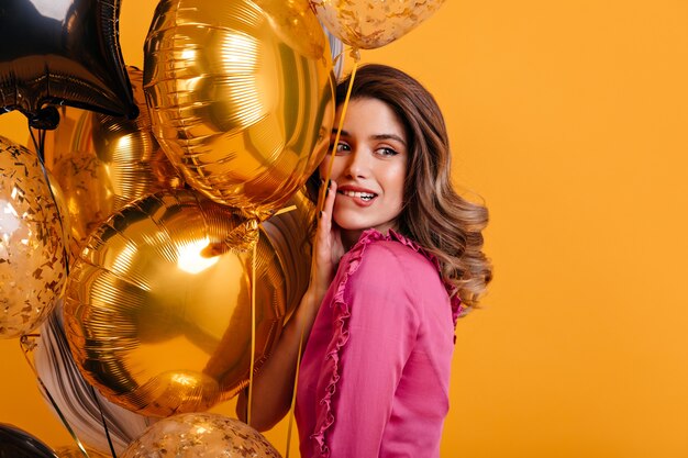 Mujer encantadora celebrando las fiestas