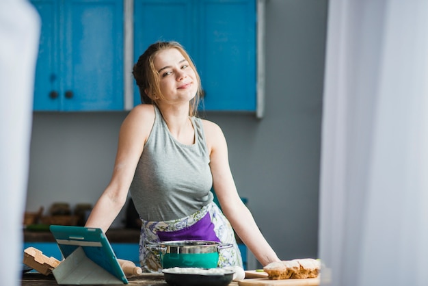 Mujer encantadora en la cocina