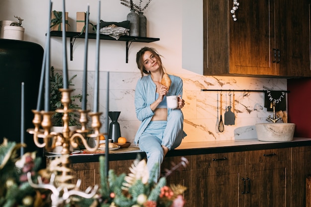 Mujer encantadora con desayuno en Navidad. mañana de Navidad