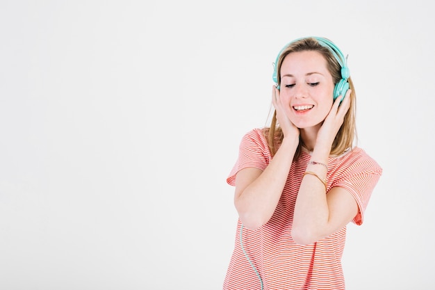 Mujer encantadora disfrutando de la música