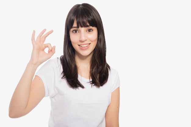 Mujer encantadora gesticulando OK