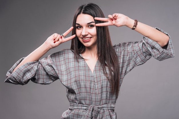 Mujer encantadora, gesticular, paz