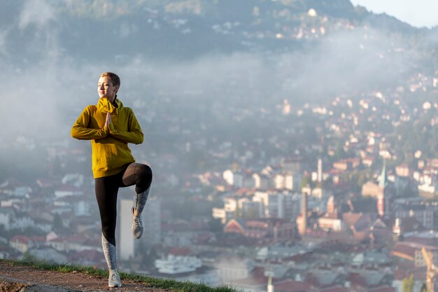 Mujer encantadora meditando tiro completo