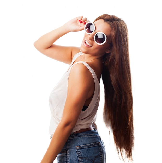 Mujer encantadora con el pelo largo en gafas de sol