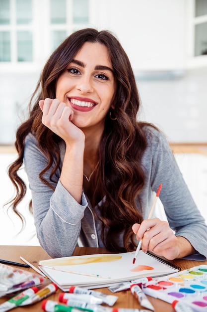 Mujer encantadora pintura con acuarela