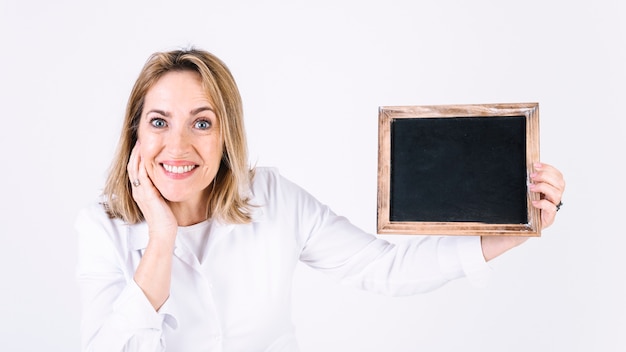 Mujer encantadora con pizarra