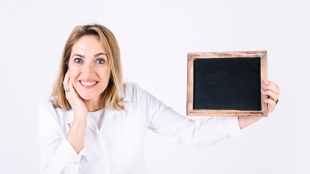 Mujer encantadora con pizarra