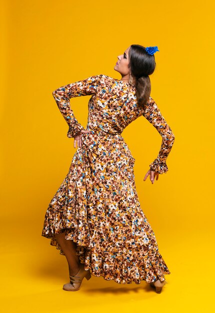 Mujer encantadora posando con fondo naranja