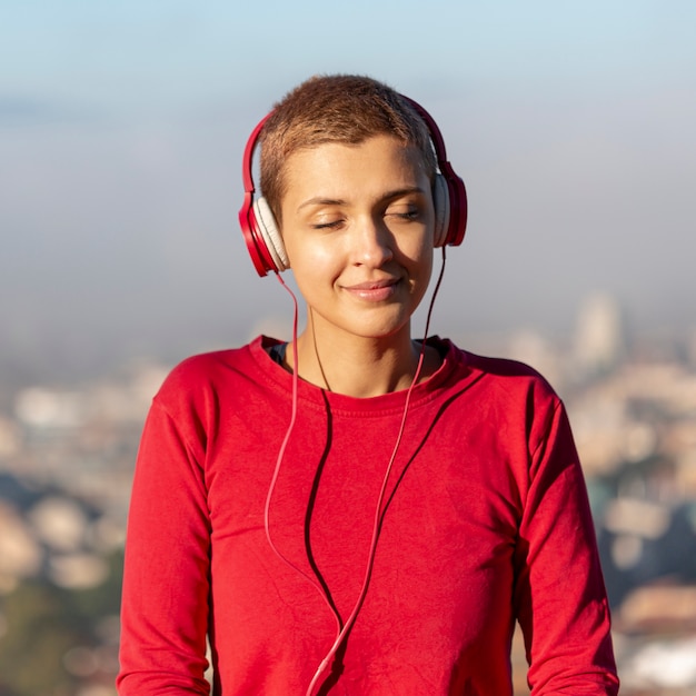 Mujer encantadora que disfruta de música