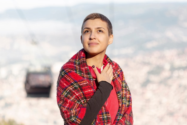 Foto gratuita mujer encantadora que presenta el tiro medio