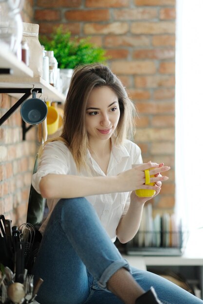 Mujer encantadora que sostiene una taza