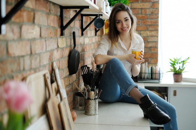 Mujer encantadora que sostiene una taza