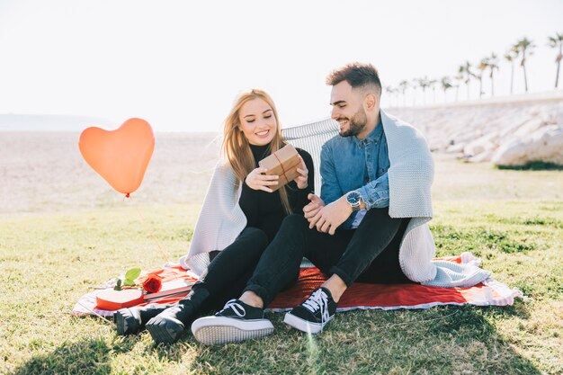 Mujer encantadora que tiene regalo del hombre